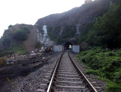 Dar Yolun Genişlemesi İçin 50 Metre Tünel Yapılıyor