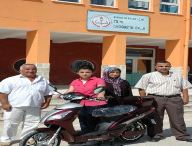 Okul Birincisine Elektrikli Bisiklet