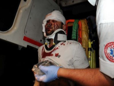 Otomobil Elektrik Direğine Çarptı: 1`i Ağır, 3 Yaralı