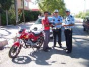 Polis Motosiklet Sürücülerine Kask Dağıttı