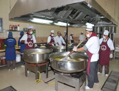 KÜRŞAD TÜZMEN - Şahinbey Günde 3 Bin 600 Kişiye Sıcak Yemek Ulaştırıyor