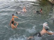 Sıcaklardan Bunalan Vatandaşlar Karapınar Su Gözünde Serinliyor