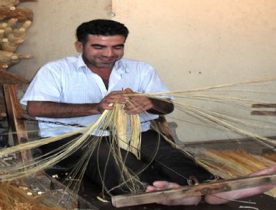 Teknolojiye İnat Ot Süpürgesi Geleneğini Yaşatıyorlar