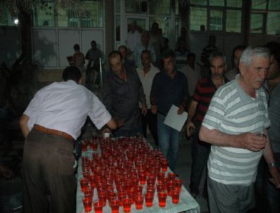 Teravih Namazı Sonrasında Geleneksel Ramazan Şerbeti Dağıtılıyor