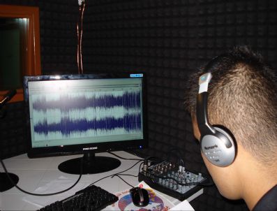 Tutuklu Gençler Görme Özürlüler İçin Kitap Okuyor