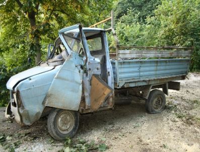 Virajı Alamayan Kamyonet Uçuruma Yuvarlandı: 3 Yaralı