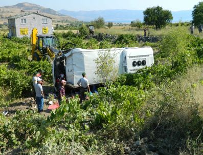 SALDA - Yeşilova`da Yolcu Minibüsü Takla Attı: 2`si Ağır, 14 Yaralı