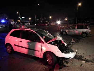 Aşırı Sürat ve Işık İhlali Kazaya Sebep Oldu: 3`ü Ağır, 4 Yaralı
