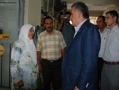 DÜZKıŞLA - Bakan Yazıcı`dan Yaşlı Kadına Çamaşır Makinesi Jesti