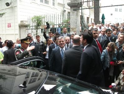 Cumhurbaşkanı Gül, Öpme Israrını Geri Çevirmedi