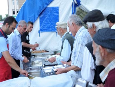 AHMET YENIHAN - Erbaa İftar Çadırında Her Gün 400 Kişiye İftar