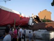 Freni Patlayan Tır, Araçlara Çarpıp Eve Girdi: 4 Yaralı