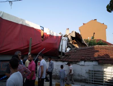 Freni Patlayan Tır, Araçlara Çarpıp Eve Girdi: 4 Yaralı