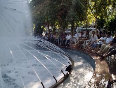 İftar Öncesi Havuz Kenarında Serinlik