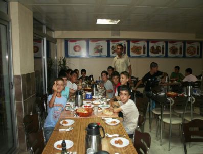 Kur’an Kursu Öğrencilerine İftar Yemeği