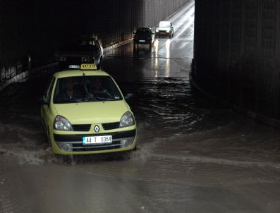 Malatya`da 1 Saatlik Yağmur Hayatı Felç Etti