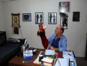 Tiyatro Sanatçısı Bodrum Katında Sanatını Devam Ettirmeye Çalışıyor