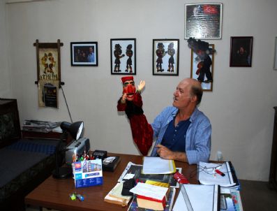 Tiyatro Sanatçısı Bodrum Katında Sanatını Devam Ettirmeye Çalışıyor