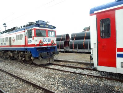 Tren Kazasının Ardından Pamukova-arifiye Arasında Kalan Yolcular Otobüsler Taşındı