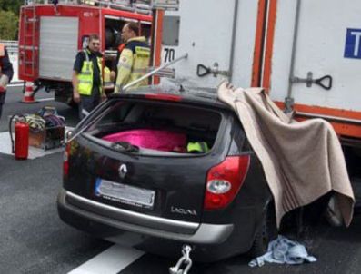 Türk Tırına Çarpan Araçtaki 3 Türk Hayatını Kaybetti