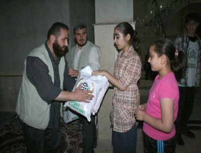 160 Yetim, Bayramlık Elbiseyle Sevindi