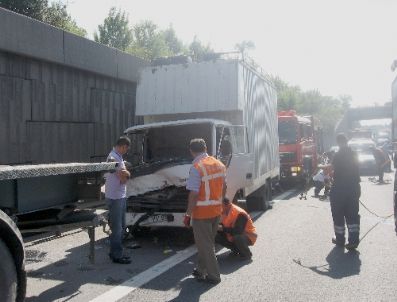 Araçta Sıkışan Yaralıları İtfaiye Kurtardı