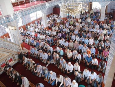 Aydıncık Merkez Camii`nde İlk Teravih Kılındı