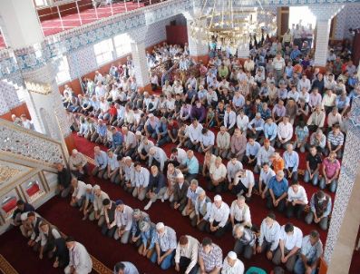Aydıncık Merkez Camii`nde İlk Teravih Kılındı