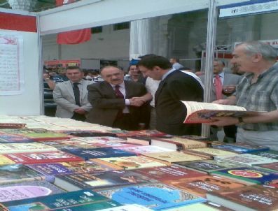 Davutoğlu, Suriye Mesaisi Yorgunluğunu Kitap Fuarında Attı