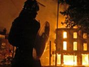 İngiliz polisleri her yere büyük resimlerini astı