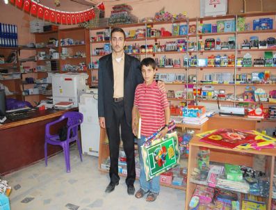 Kırtasiyeciden Okul Malzemesi Yardımı