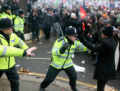 Londra`da protesto gösterisi düzenlendi