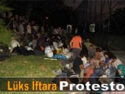 Lüks iftar sofraları protesto edildi