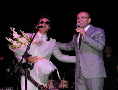 Maliye Bakanı Mehmet Şimşek Batman`da Ayna Grubu`nun Konserine Katıldı