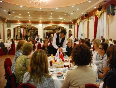 Memurlar Vakfı`ndan 101 Başarılı Kadına İftar