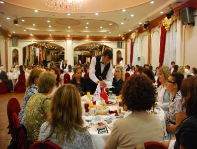 Memurlar Vakfı`ndan 101 Başarılı Kadına İftar