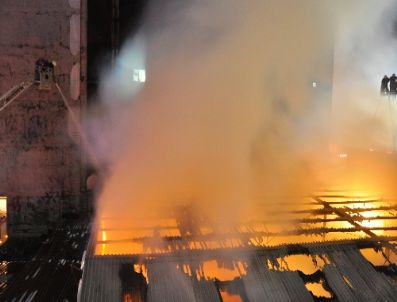 Mobilya fabrikası alev alev yandı