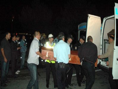 Polis Cenaze Aracı İle Minibüs Çarpıştı: 3 Yaralı