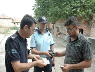 Polisler, İçinde 500 Lira Bulunan Cüzdanı Sahibine Teslim Etti