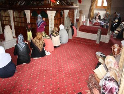 Ramazan`da Tarihi Camiler ve Türbelere Ziyaretler Arttı