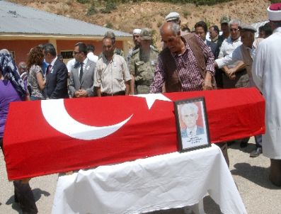 RASIM BELGE - Sehit Korucunun Cenazesi, Gözyaşları Arasında Toprağa Verildi