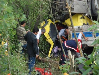 Tır Bariyerleri Yıkarak Uçuruma Yuvarlandı: 1 Yaralı