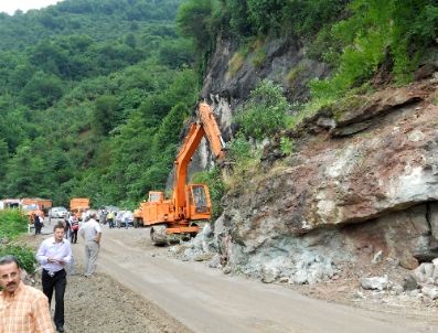 GÜNHAN YAZAR - Tirebolu-doğankent Yolunda Heyelan Riski