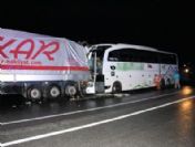 Yolcu Otobüsü Tır`a Çarptı: 22 Yaralı