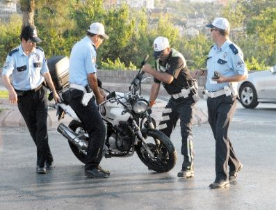 Bakan`ın Konvoyundaki Kazada Polis Memuru Yaralandı