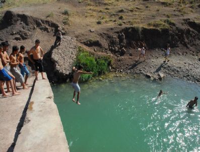 Başkaleliler Zap Suyu’nda Serinliyor