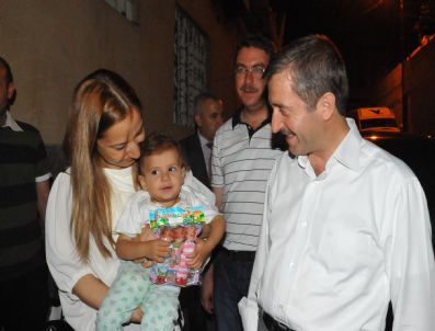 DERYA BAKBAK - Başkan Tahmazoğlu, Gece Yarısı Aileleri Evlerinde Ziyaret Ediyor