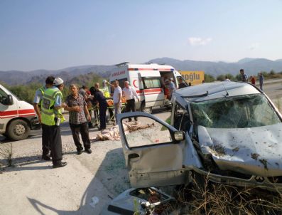 DURUCASU - Osmancık`ta Trafik Kazası: 2 Ölü, 3 Yaralı