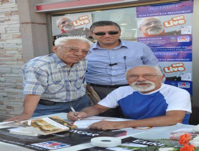 EMRE KONGAR - Prof. Emre Kongar Kuşadası`nda İmza Gününe Katıldı