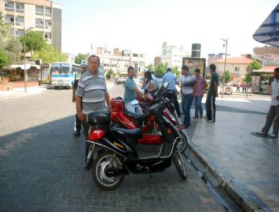 Salihli`de Kasksız Sürücülere Geçit Yok